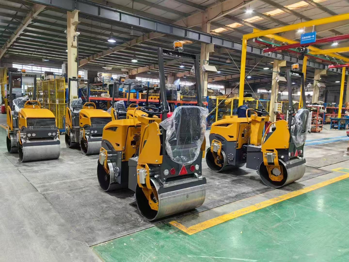 山東思拓瑞克公司6臺雙鋼輪壓路機出口吉爾吉斯斯坦